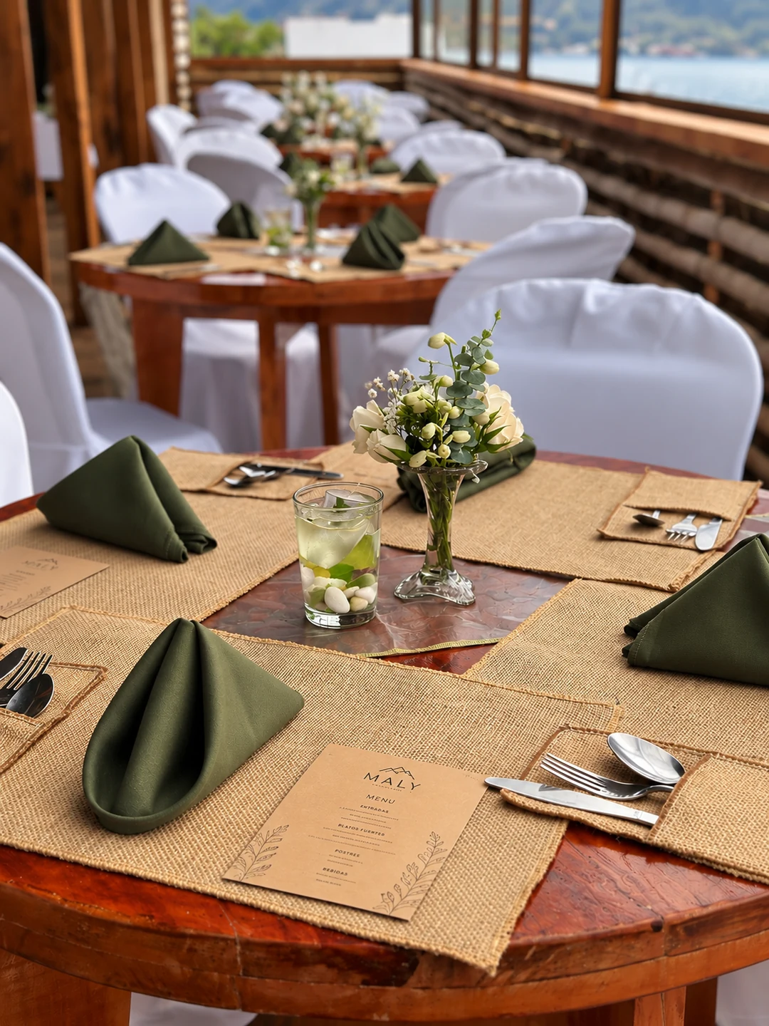 Mesa de celebración con detalles y decoración en el salón de Maly