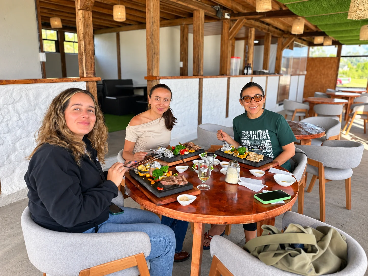 Amigas disfrutando de la gastronomía de Maly