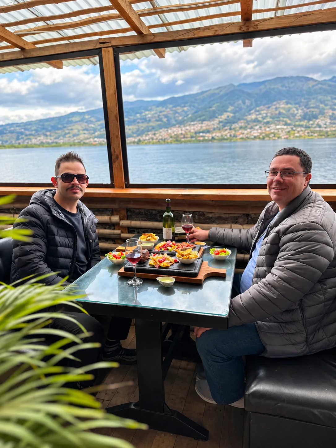 Una mesa junto al Lago San Pablo